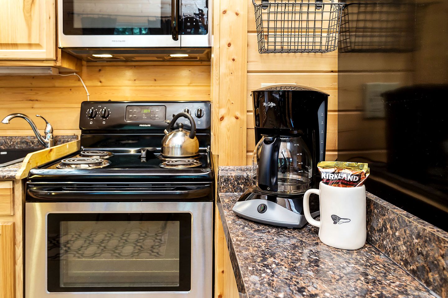 Serene Cabin with Jacuzzi, Fire Pit and Picnic Space in Leavenworth, Washington