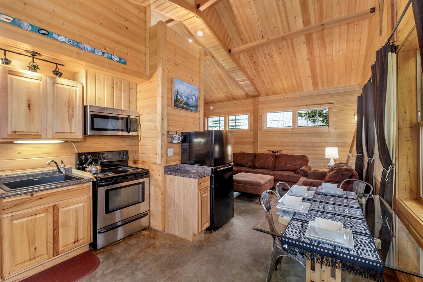 Serene Cabin with Jacuzzi, Fire Pit and Picnic Space in Leavenworth, Washington