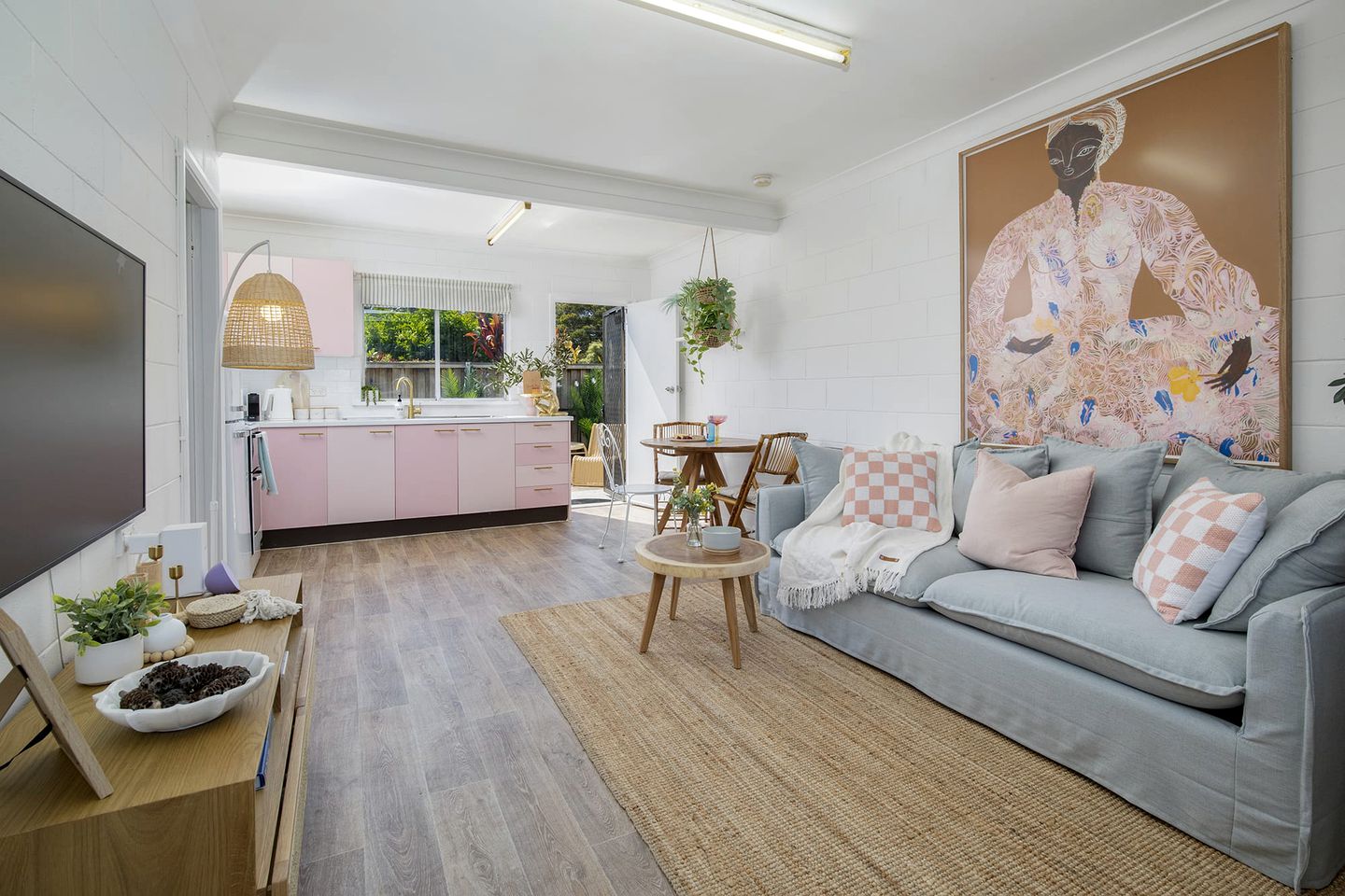 Chic Picturesque Vacation Rental Next to the Coast in Bateau Bay, New South Wales