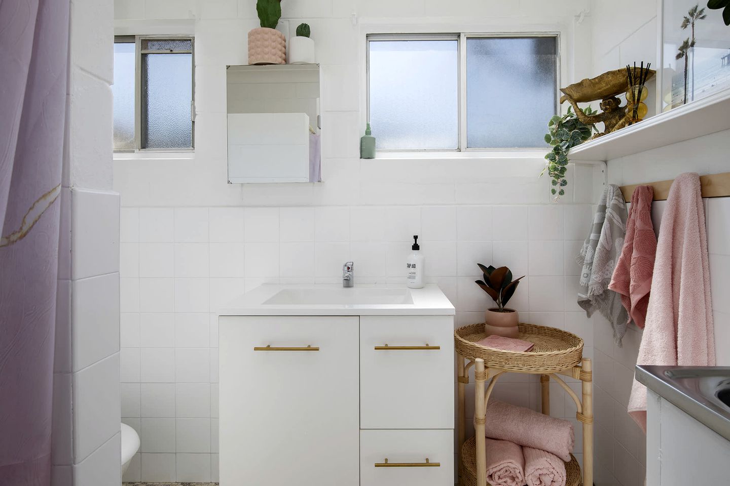 Chic Picturesque Vacation Rental Next to the Coast in Bateau Bay, New South Wales