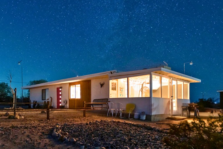 Outstanding Desert Cabin with Hot-Tub and Incredible Stargazing in California