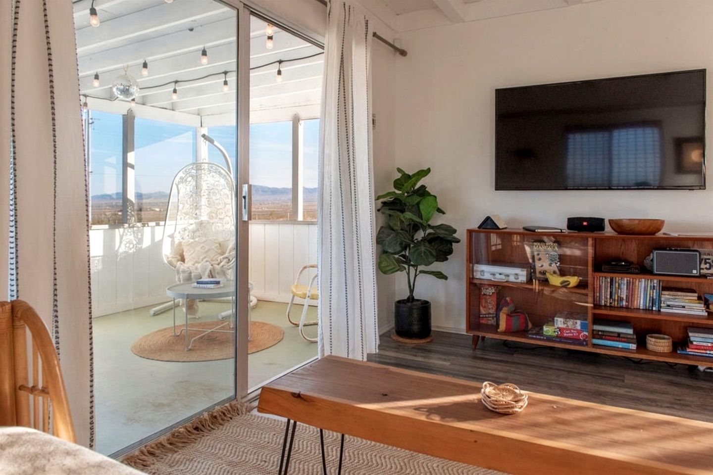 Outstanding Desert Cabin with Hot-Tub and Incredible Stargazing in California