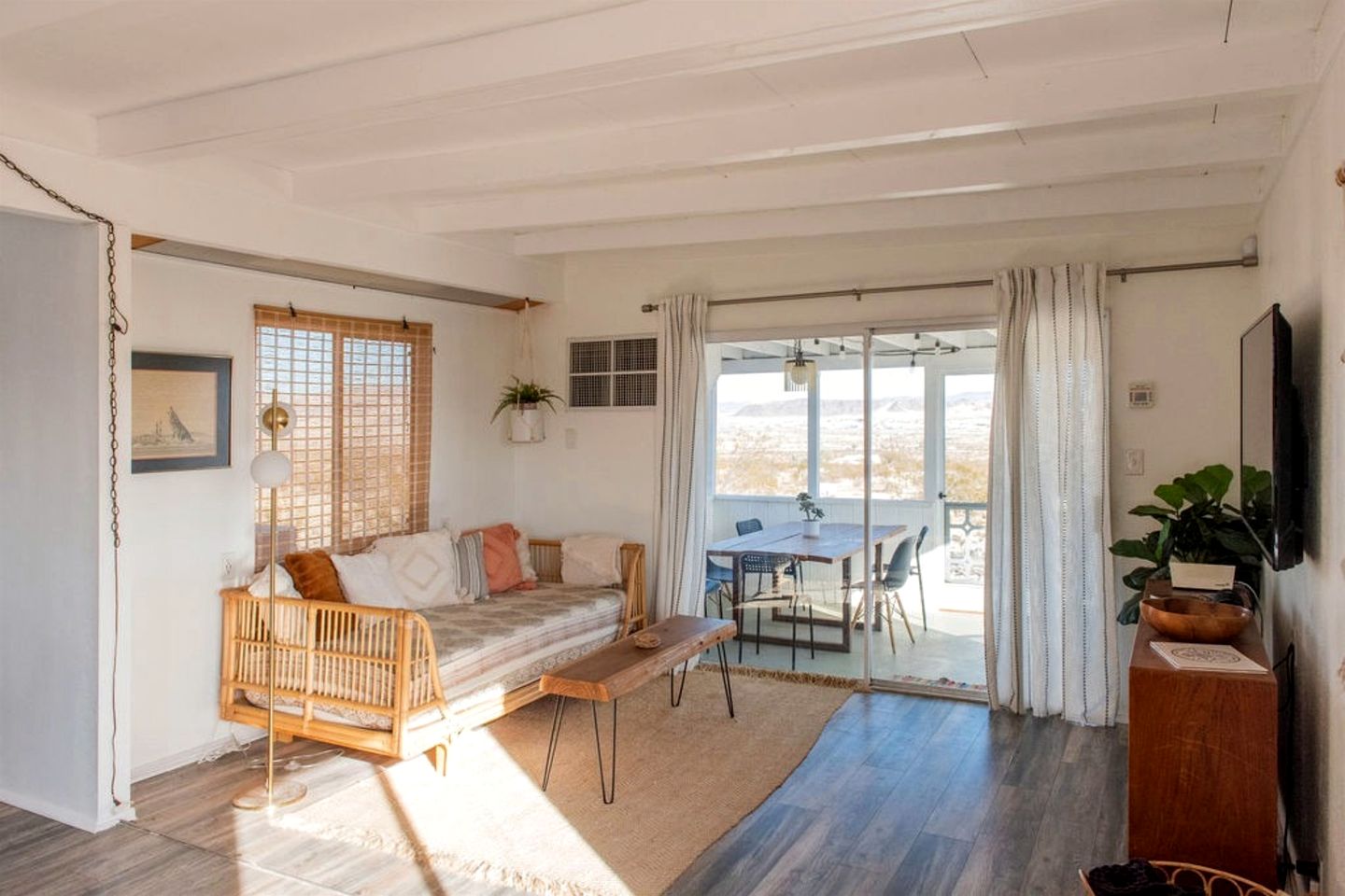 Outstanding Desert Cabin with Hot-Tub and Incredible Stargazing in California
