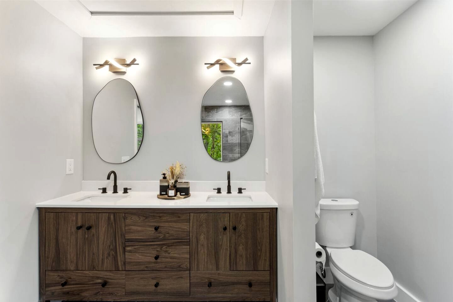 Stylish Lakehouse with Black-and-White Modern Design near Lake Hartwell, Clemson SC