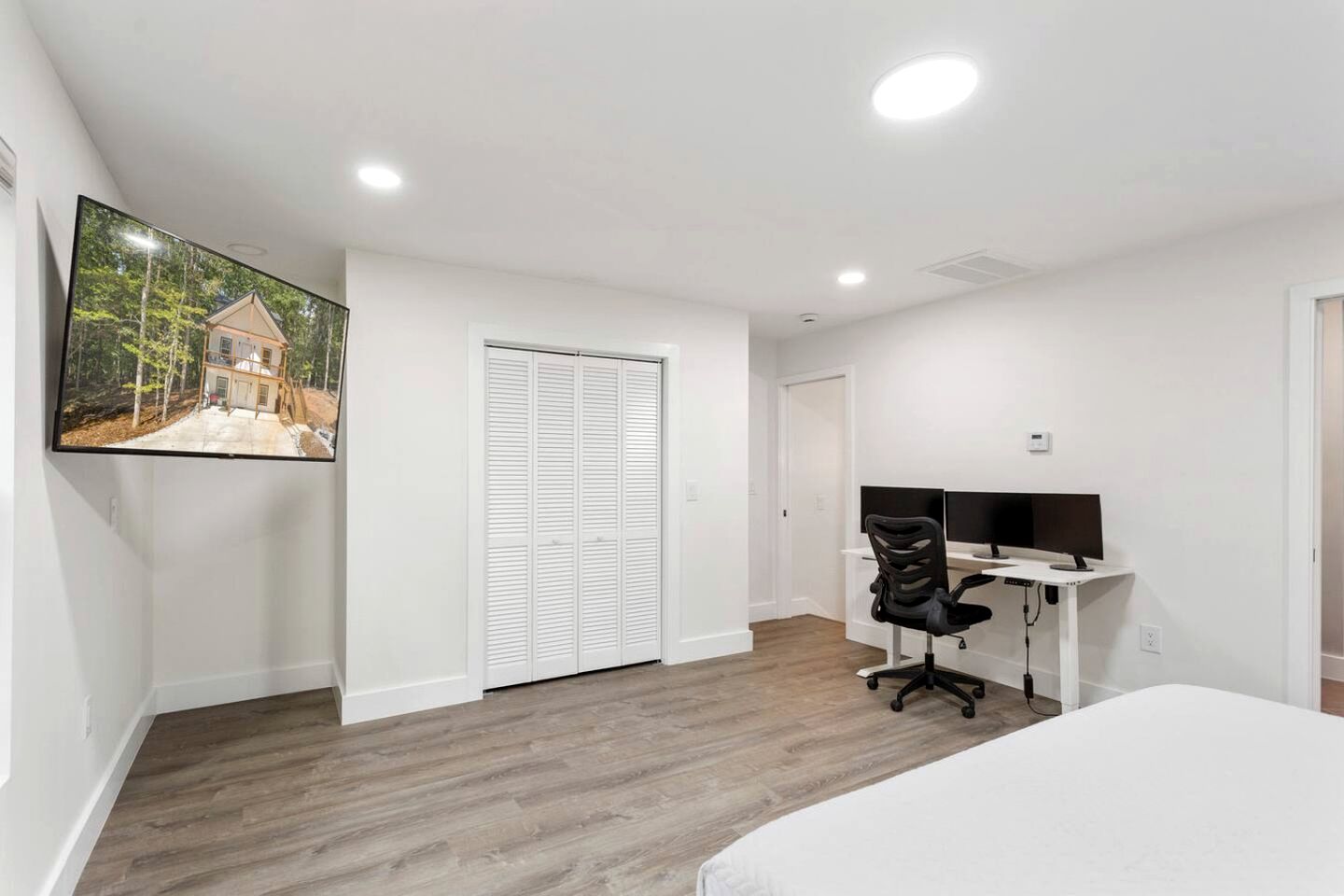 Stylish Lakehouse with Black-and-White Modern Design near Lake Hartwell, Clemson SC