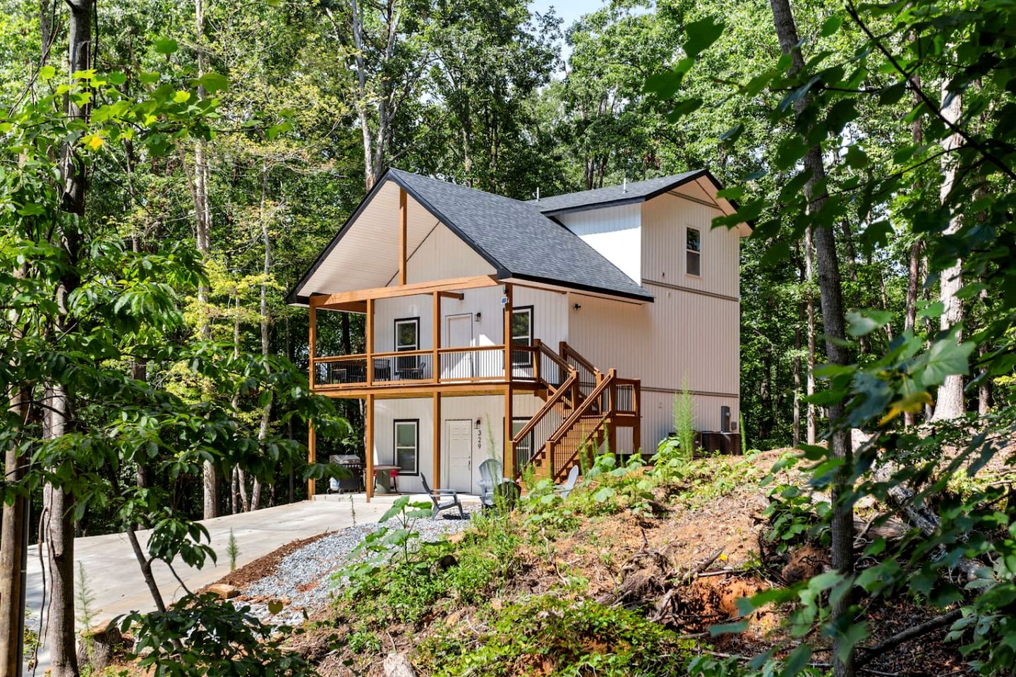Stylish Lakehouse with Black-and-White Modern Design near Lake Hartwell, Clemson SC