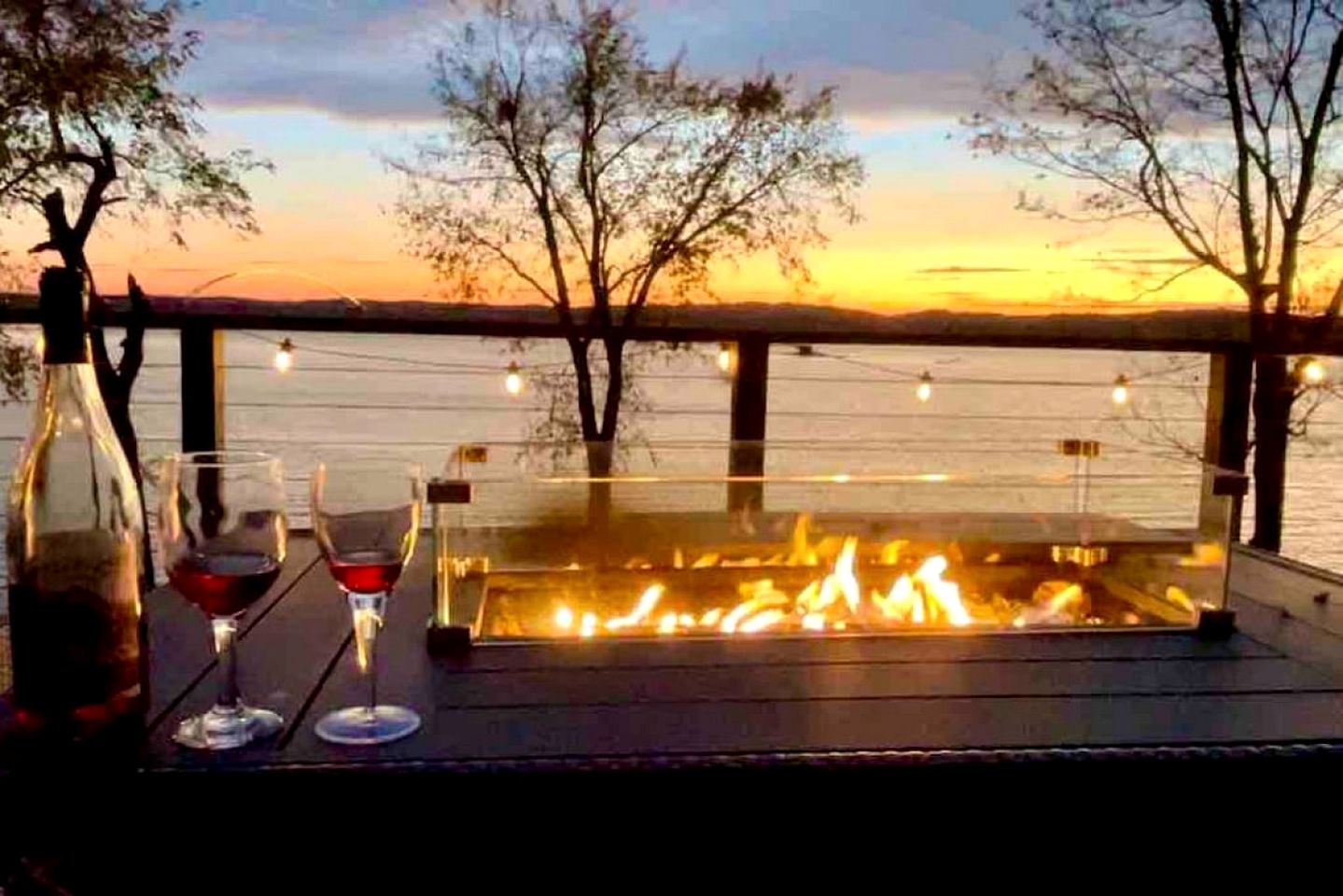 Inmerse in the Serenity of this Lakefront Cottage in Cadiz, Kentucky