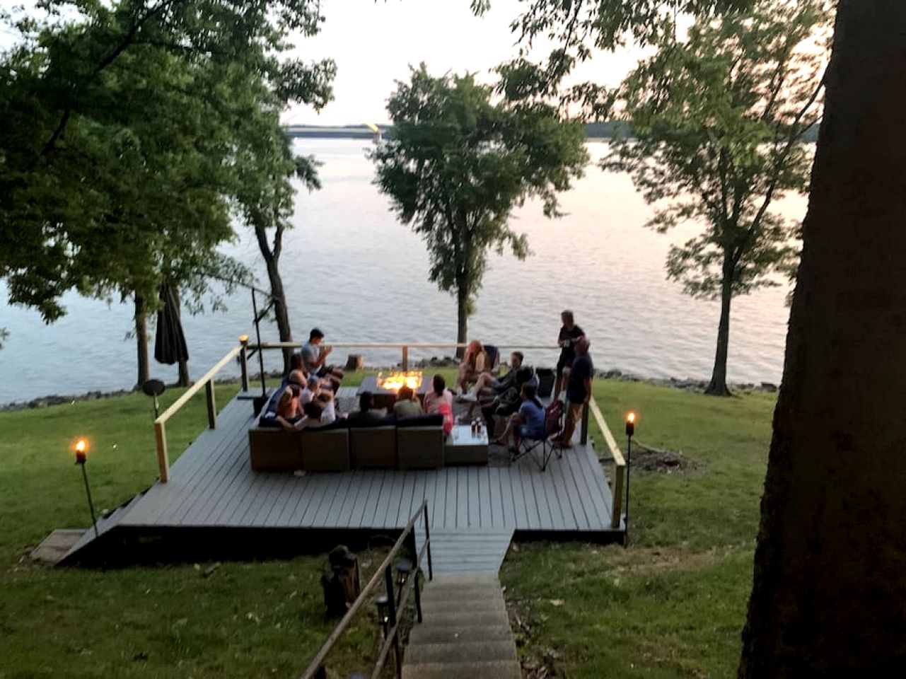 Inmerse in the Serenity of this Lakefront Cottage in Cadiz, Kentucky