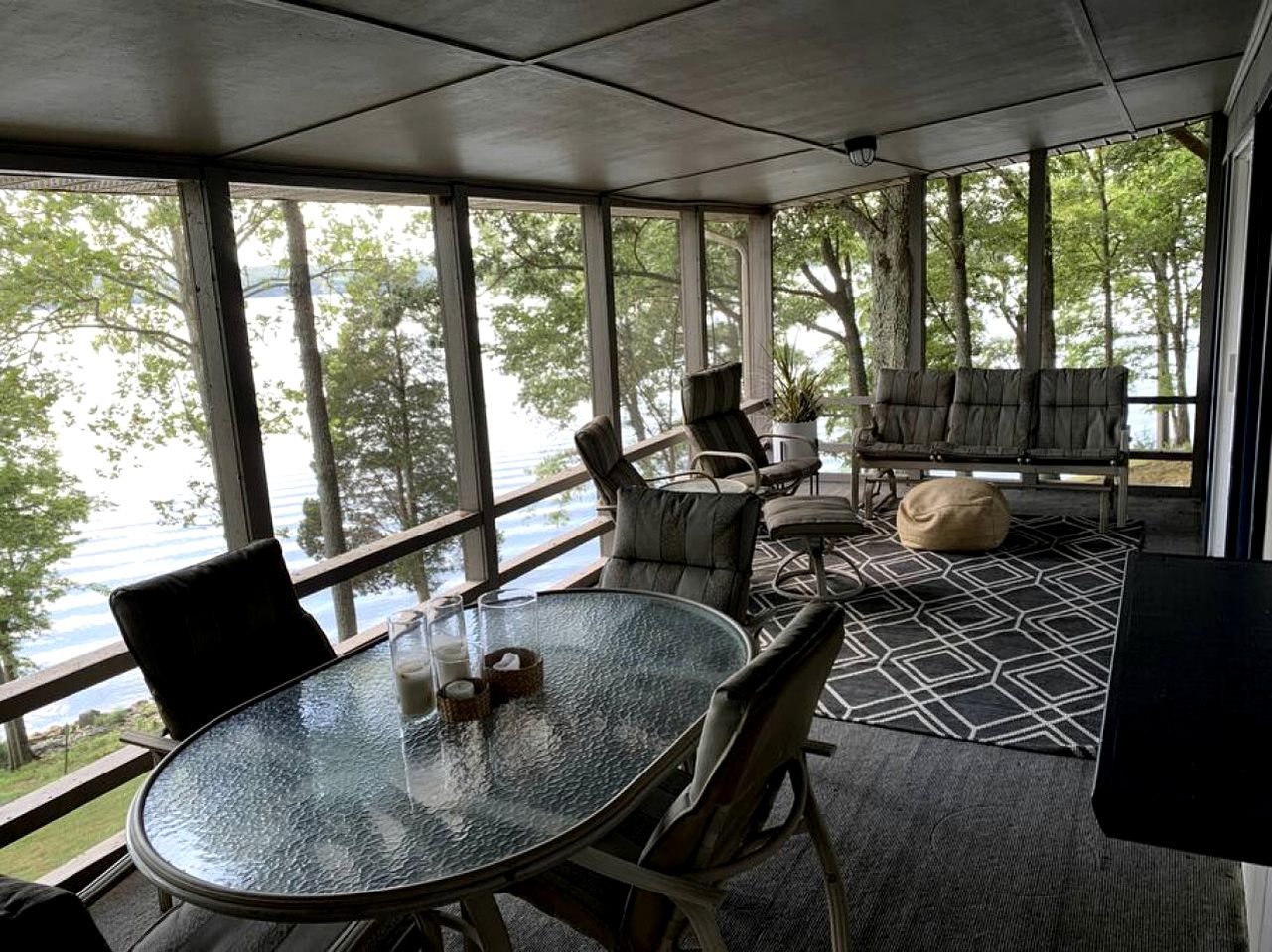 Inmerse in the Serenity of this Lakefront Cottage in Cadiz, Kentucky