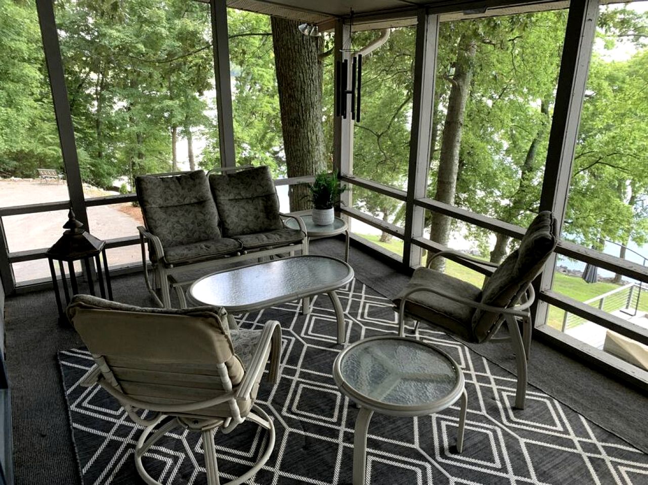 Inmerse in the Serenity of this Lakefront Cottage in Cadiz, Kentucky
