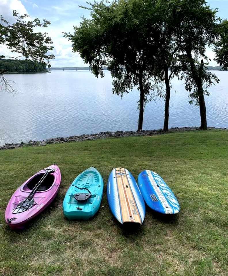 Inmerse in the Serenity of this Lakefront Cottage in Cadiz, Kentucky