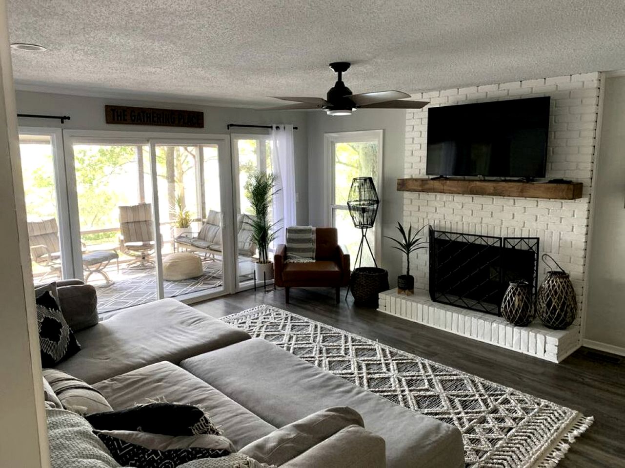 Inmerse in the Serenity of this Lakefront Cottage in Cadiz, Kentucky