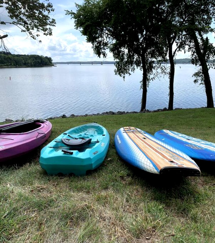 Inmerse in the Serenity of this Lakefront Cottage in Cadiz, Kentucky