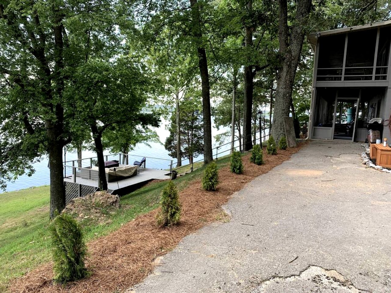 Inmerse in the Serenity of this Lakefront Cottage in Cadiz, Kentucky