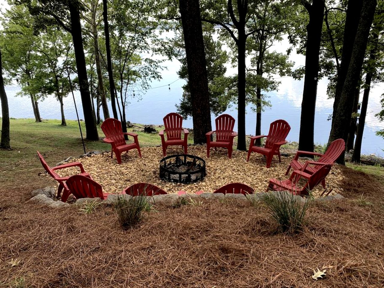 Inmerse in the Serenity of this Lakefront Cottage in Cadiz, Kentucky
