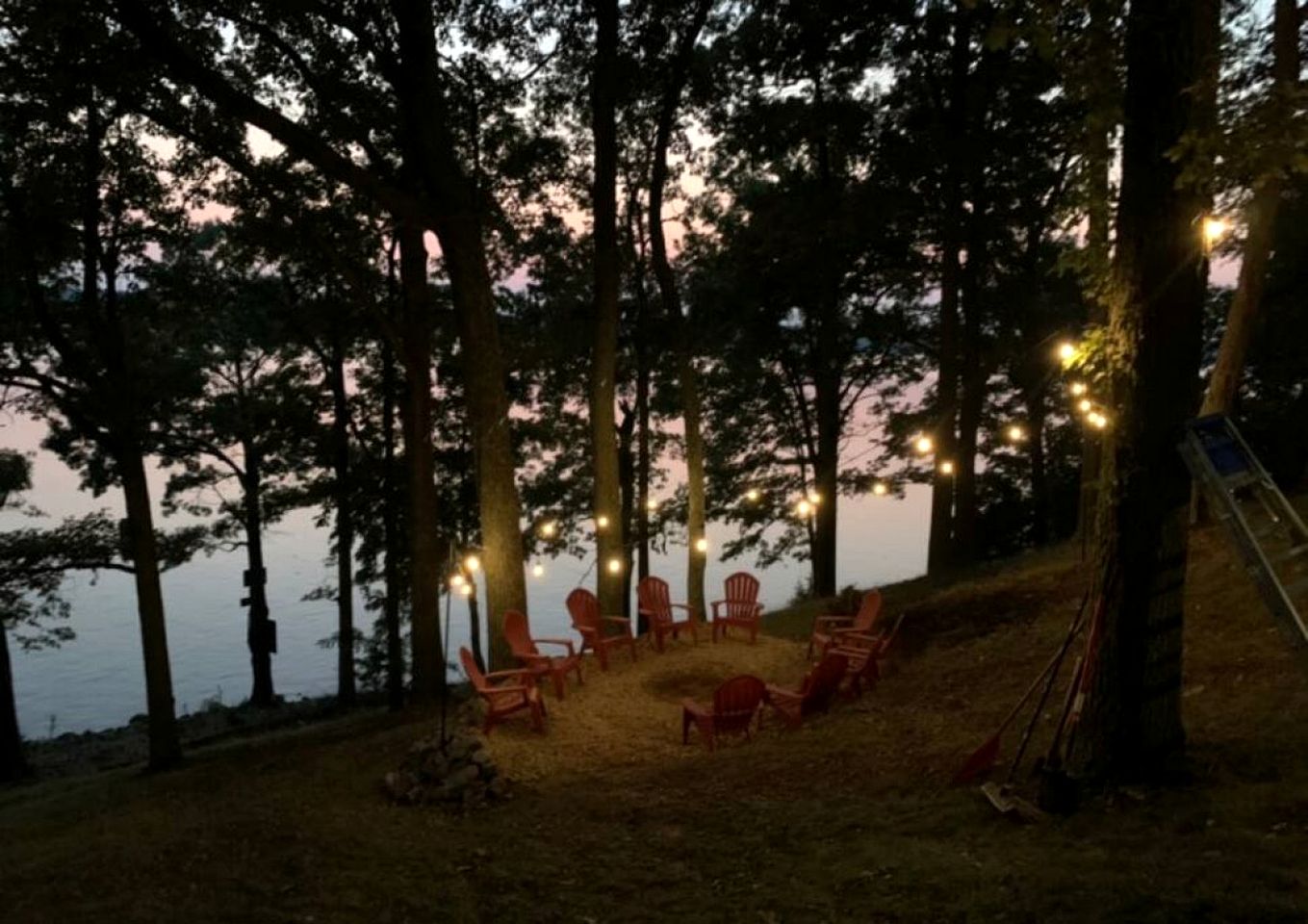 Inmerse in the Serenity of this Lakefront Cottage in Cadiz, Kentucky