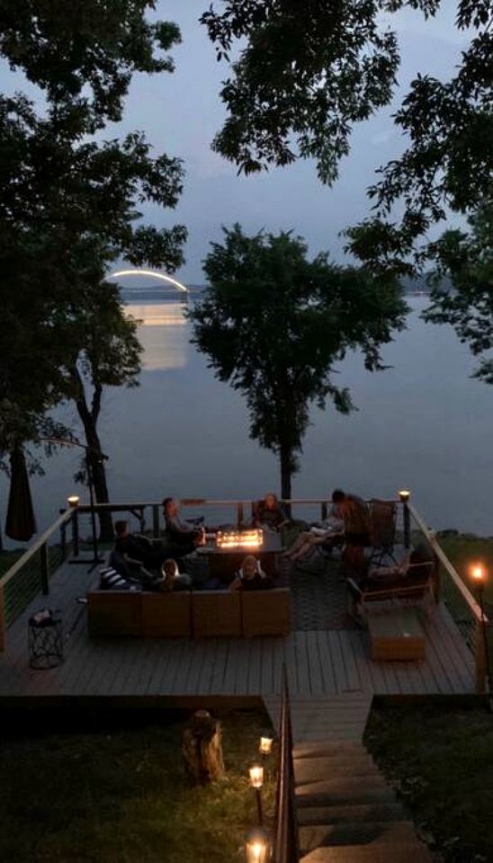 Inmerse in the Serenity of this Lakefront Cottage in Cadiz, Kentucky