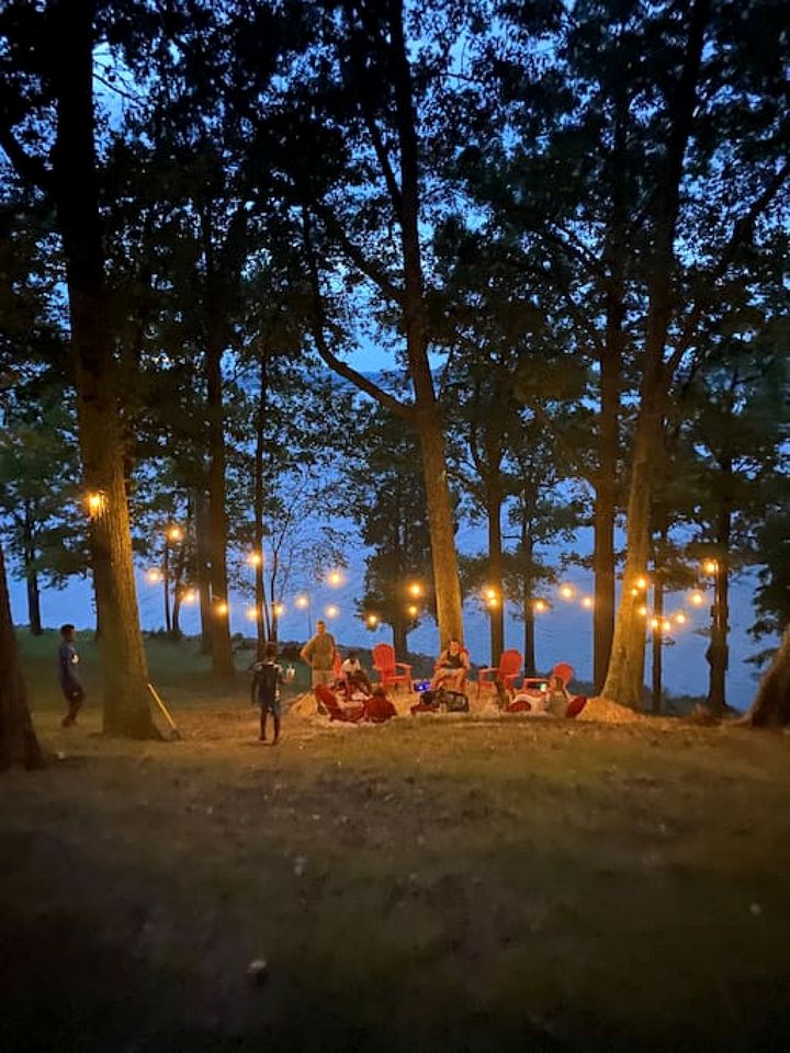 Inmerse in the Serenity of this Lakefront Cottage in Cadiz, Kentucky