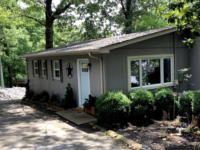 Inmerse in the Serenity of this Lakefront Cottage in Cadiz, Kentucky