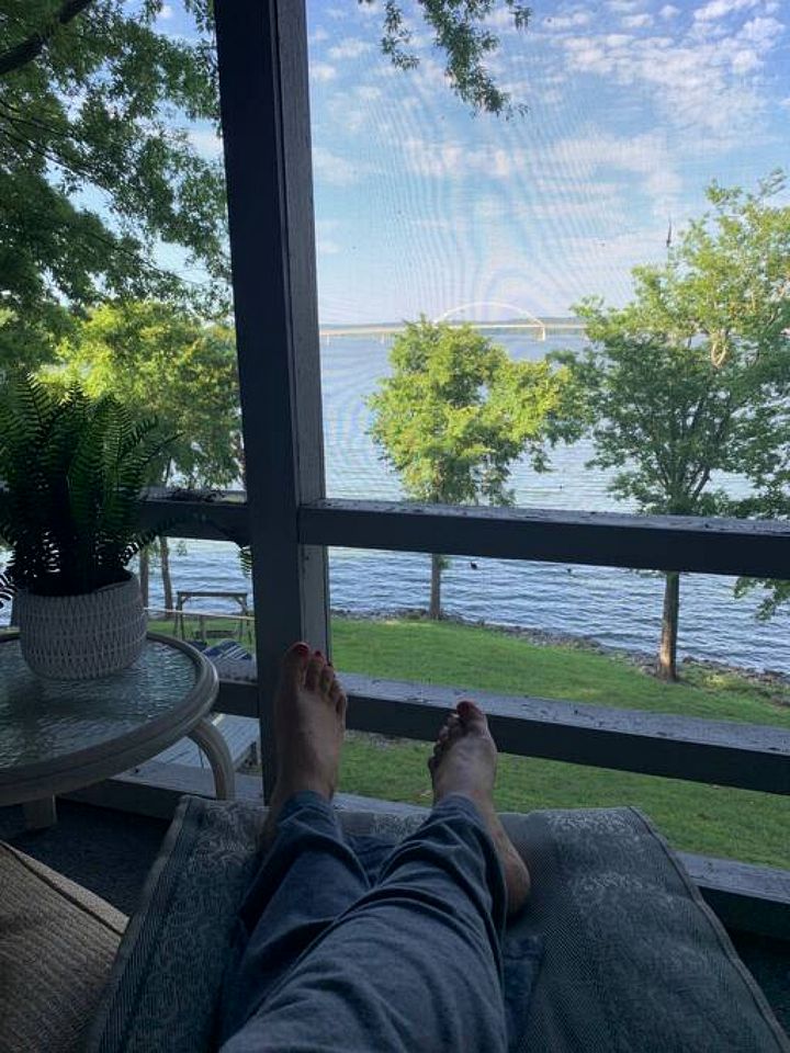 Inmerse in the Serenity of this Lakefront Cottage in Cadiz, Kentucky