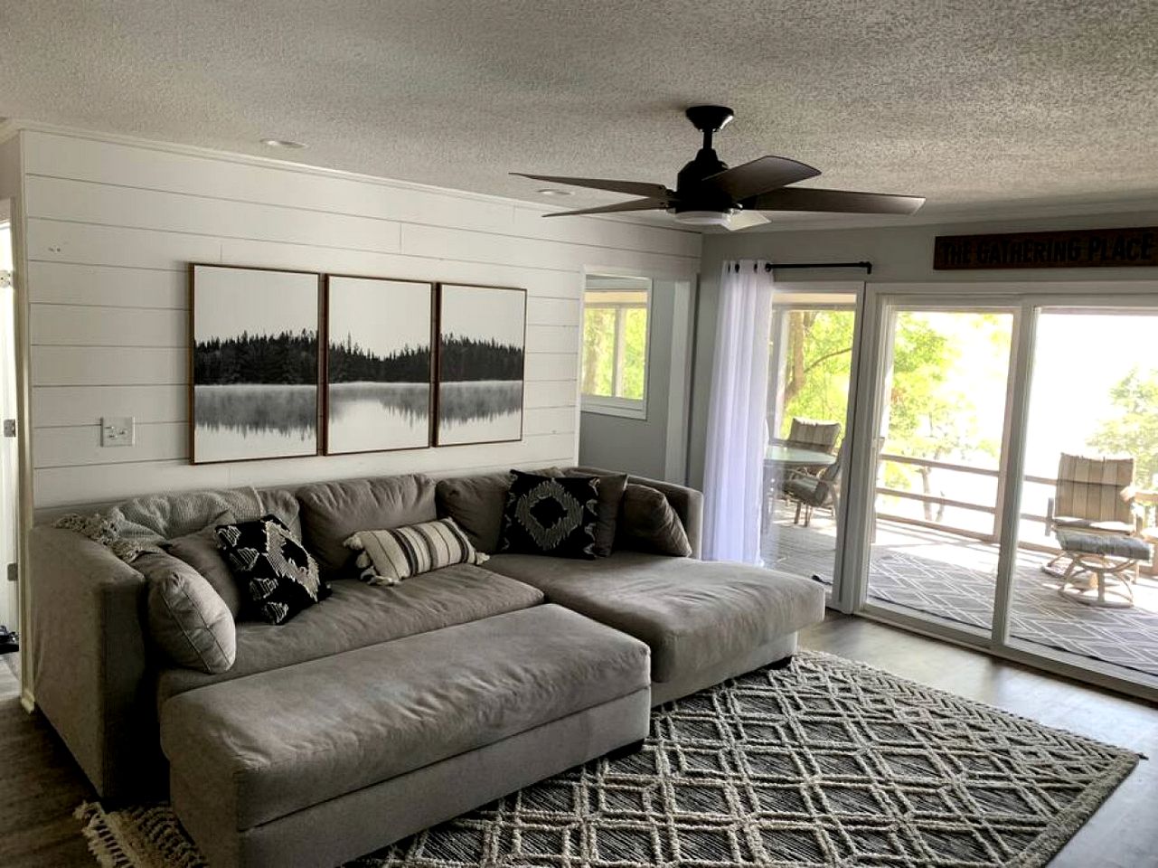 Inmerse in the Serenity of this Lakefront Cottage in Cadiz, Kentucky