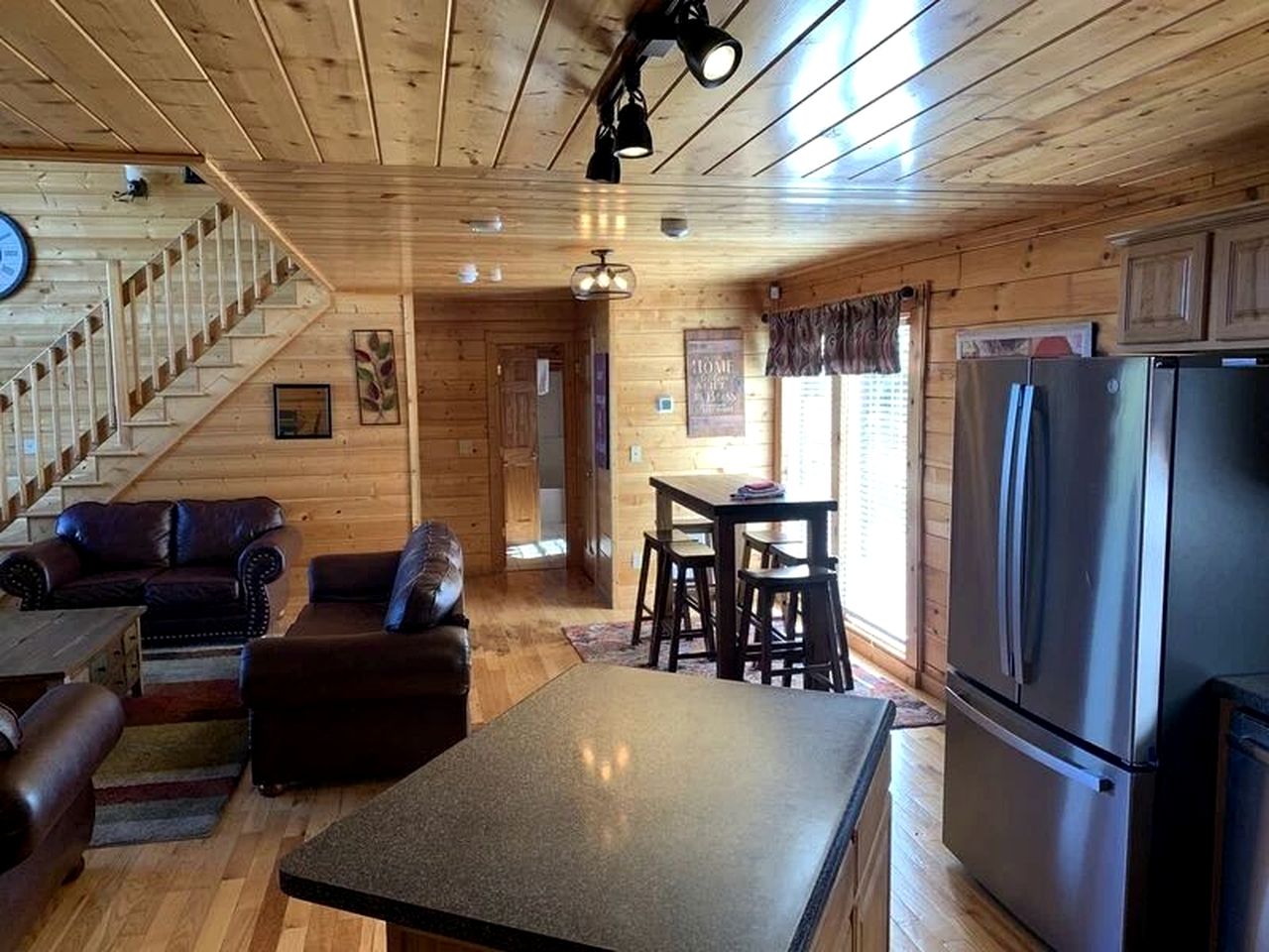 Exceptional Log Cabin for Families and Groups with Hot Tub, Arcade, and Pool Table in Sevierville, Tennessee
