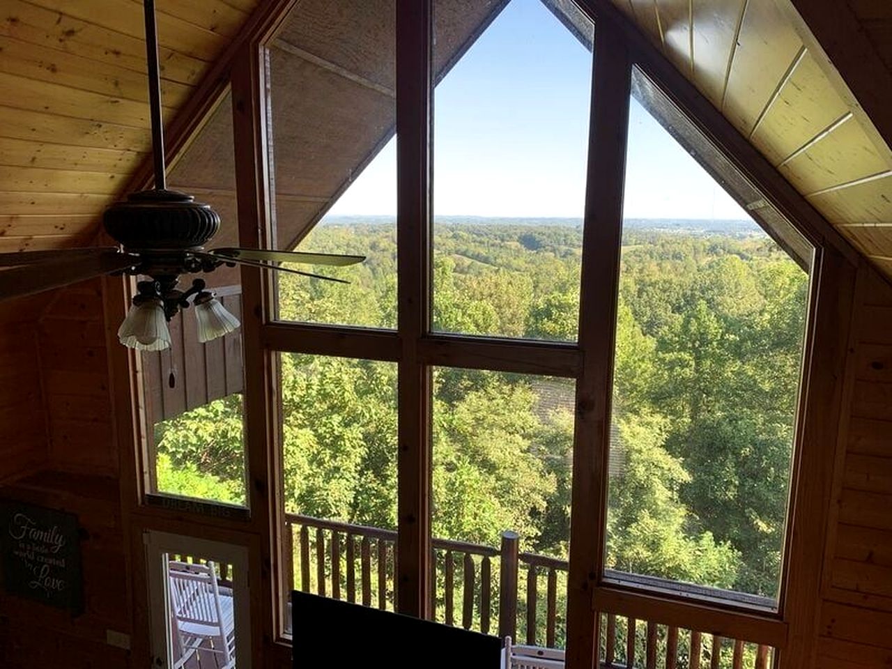 Exceptional Log Cabin for Families and Groups with Hot Tub, Arcade, and Pool Table in Sevierville, Tennessee