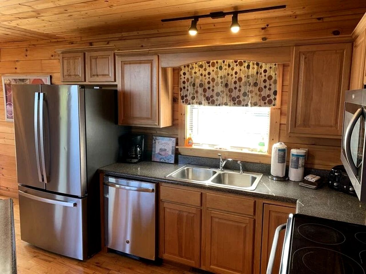Exceptional Log Cabin for Families and Groups with Hot Tub, Arcade, and Pool Table in Sevierville, Tennessee