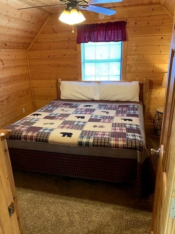 Exceptional Log Cabin for Families and Groups with Hot Tub, Arcade, and Pool Table in Sevierville, Tennessee