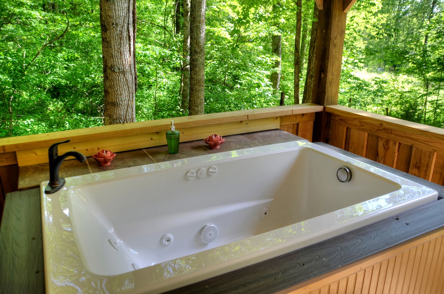 Tiny House for Two with Outdoor Tub near Great Smoky Mountains in Cherokee, North Carolina