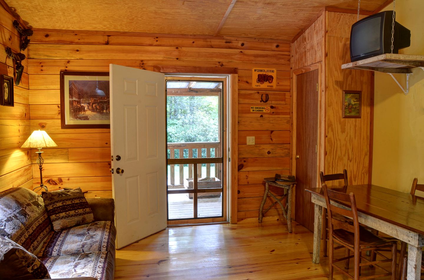 Cozy Log Cabin for Getaway in the Mountains near Cherokee, North Carolina