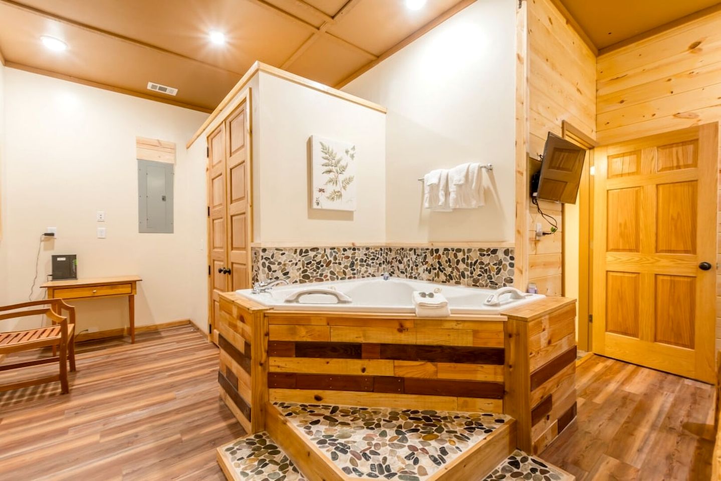 Paradise Cabin with Foosball Table and BBQ in Cleveland, Georgia