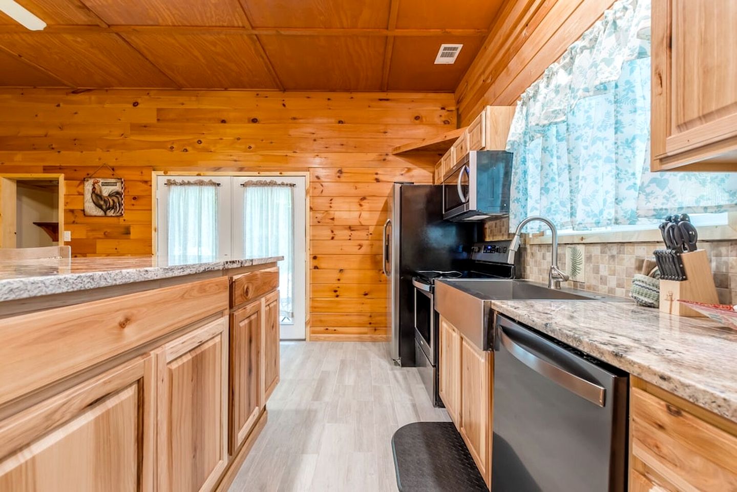 Paradise Cabin with Foosball Table and BBQ in Cleveland, Georgia