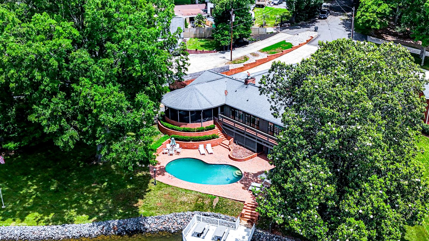 Cozy Cottage with Swimming Pool in Charlotte, North Carolina