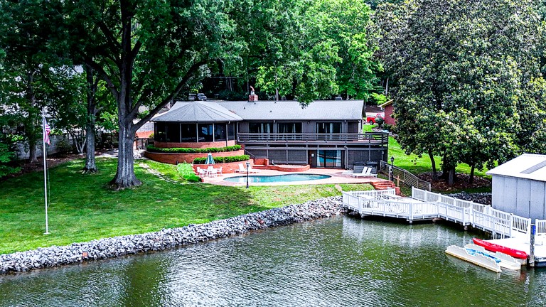 Cozy Cottage with Swimming Pool in Charlotte, North Carolina