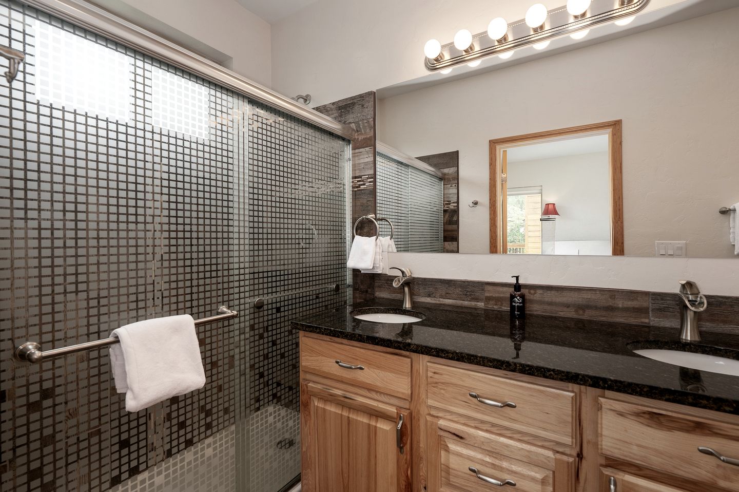 Gorgeous Rustic Wooden Cabin with Hot-tub in Grand Lake, Colorado