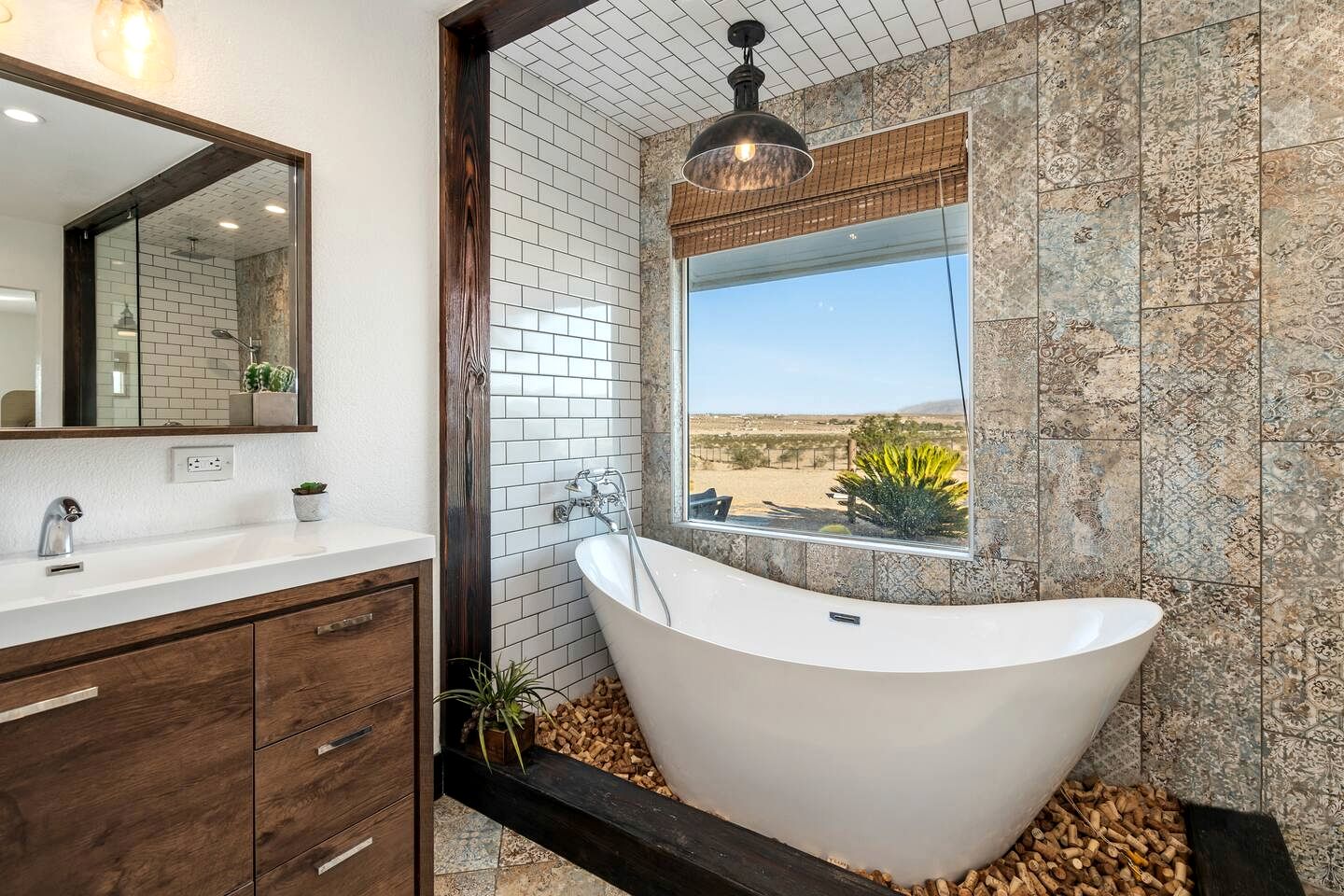 Luxury Joshua Tree Retreat with Saltwater Pool, Spa & Sky Deck Stargazing – Twentynine Palms, California