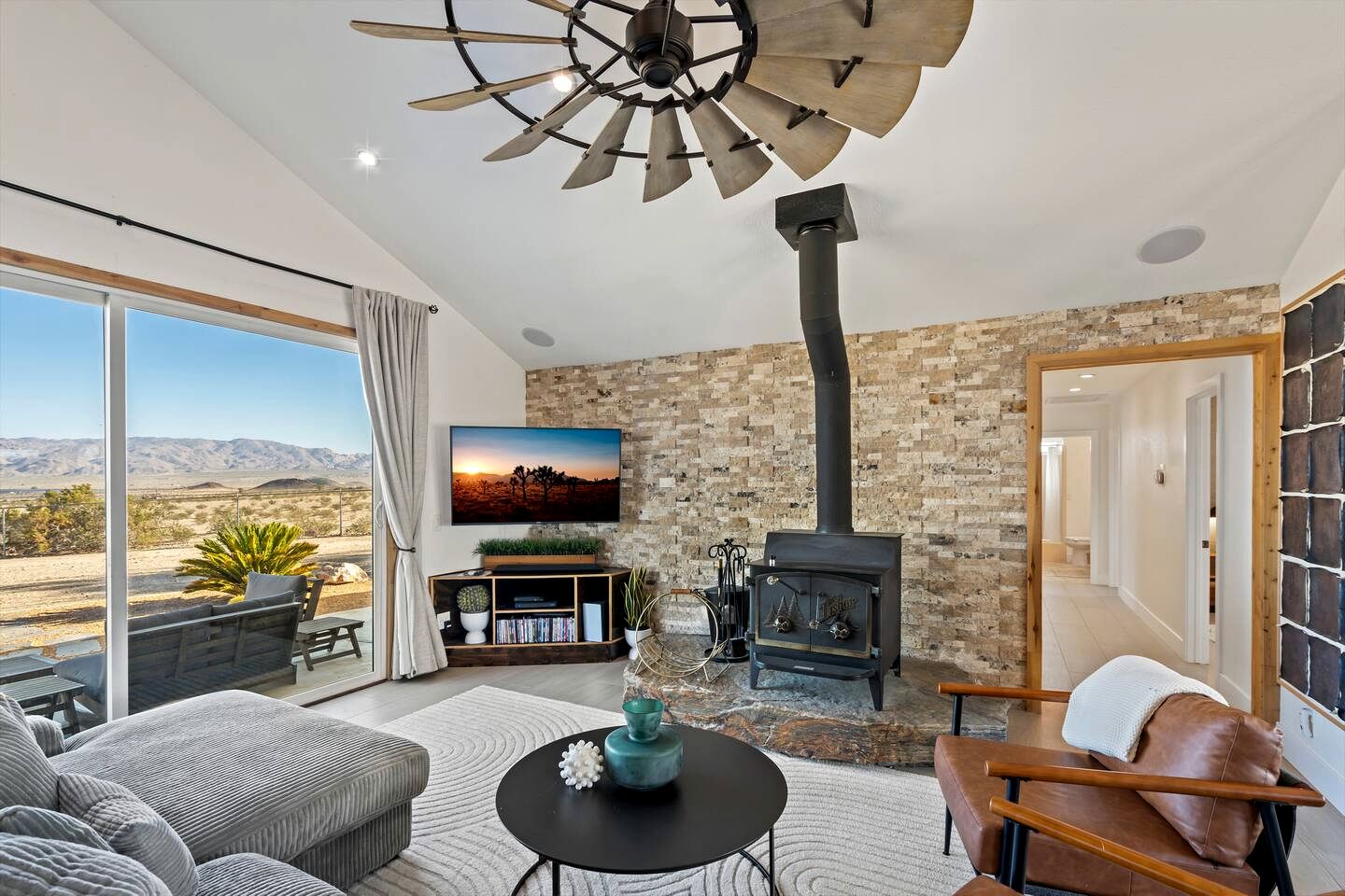 Luxury Joshua Tree Retreat with Saltwater Pool, Spa & Sky Deck Stargazing – Twentynine Palms, California