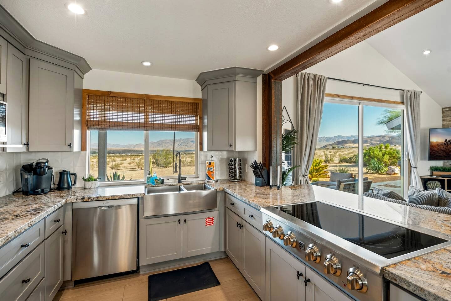 Luxury Joshua Tree Retreat with Saltwater Pool, Spa & Sky Deck Stargazing – Twentynine Palms, California