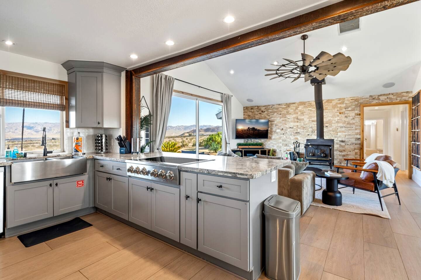 Luxury Joshua Tree Retreat with Saltwater Pool, Spa & Sky Deck Stargazing – Twentynine Palms, California
