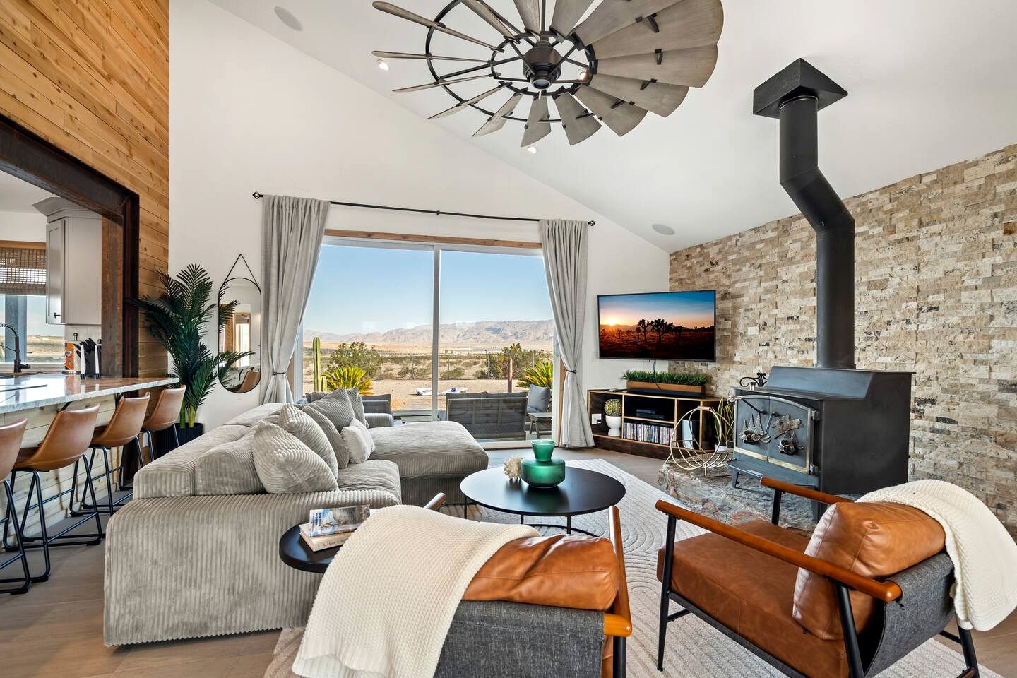 Luxury Joshua Tree Retreat with Saltwater Pool, Spa & Sky Deck Stargazing – Twentynine Palms, California