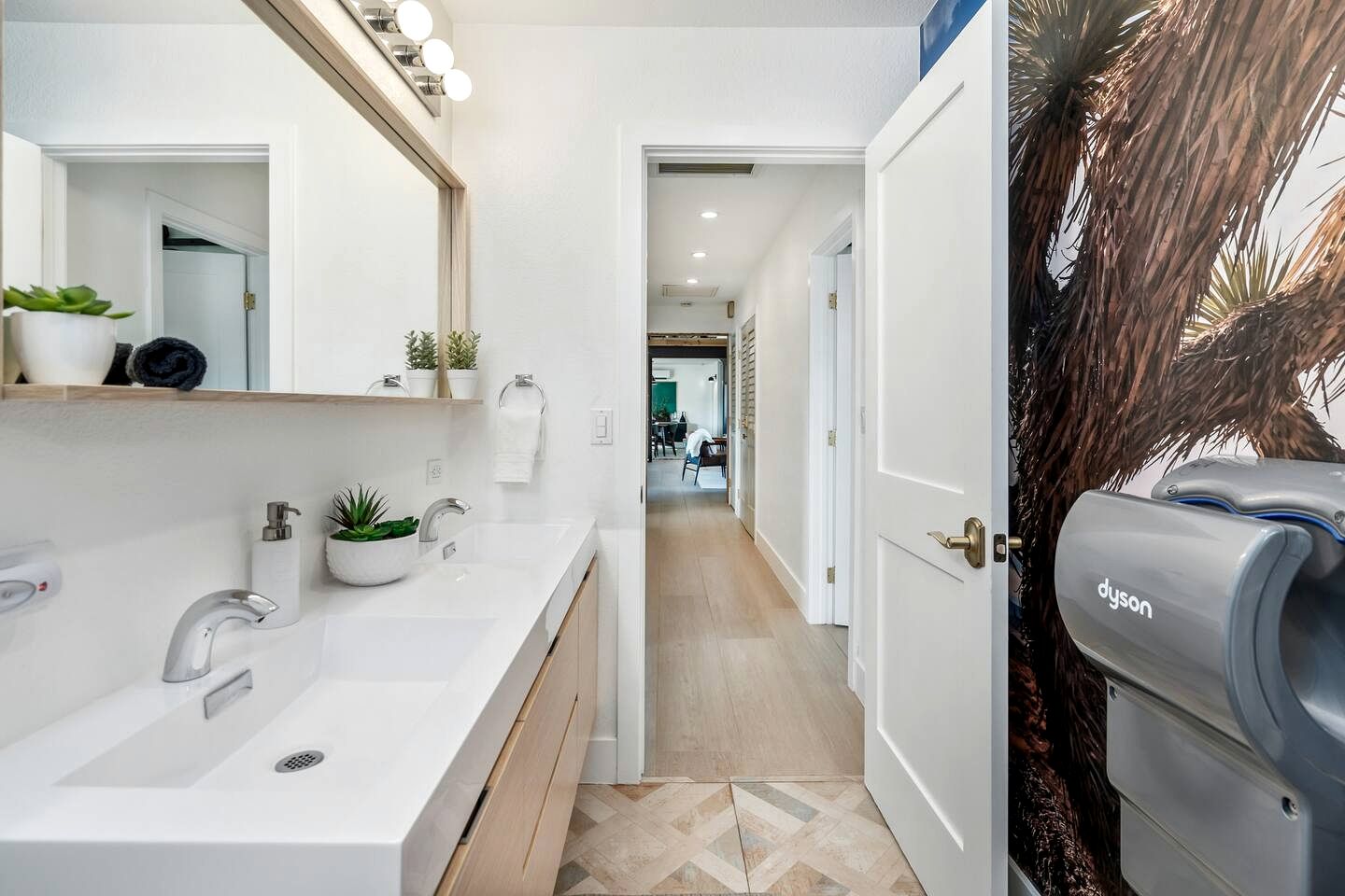 Luxury Joshua Tree Retreat with Saltwater Pool, Spa & Sky Deck Stargazing – Twentynine Palms, California