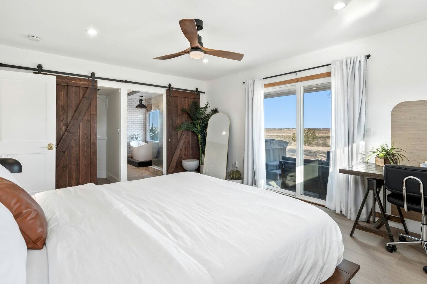 Luxury Joshua Tree Retreat with Saltwater Pool, Spa & Sky Deck Stargazing – Twentynine Palms, California