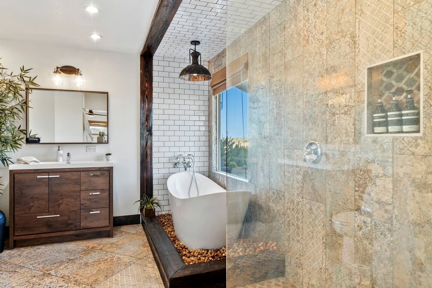 Luxury Joshua Tree Retreat with Saltwater Pool, Spa & Sky Deck Stargazing – Twentynine Palms, California