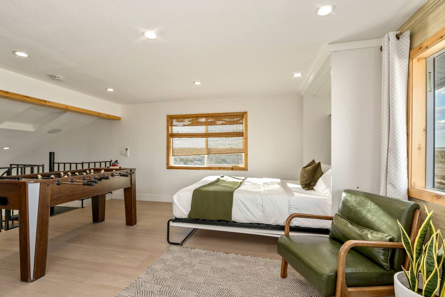 Luxury Joshua Tree Retreat with Saltwater Pool, Spa & Sky Deck Stargazing – Twentynine Palms, California