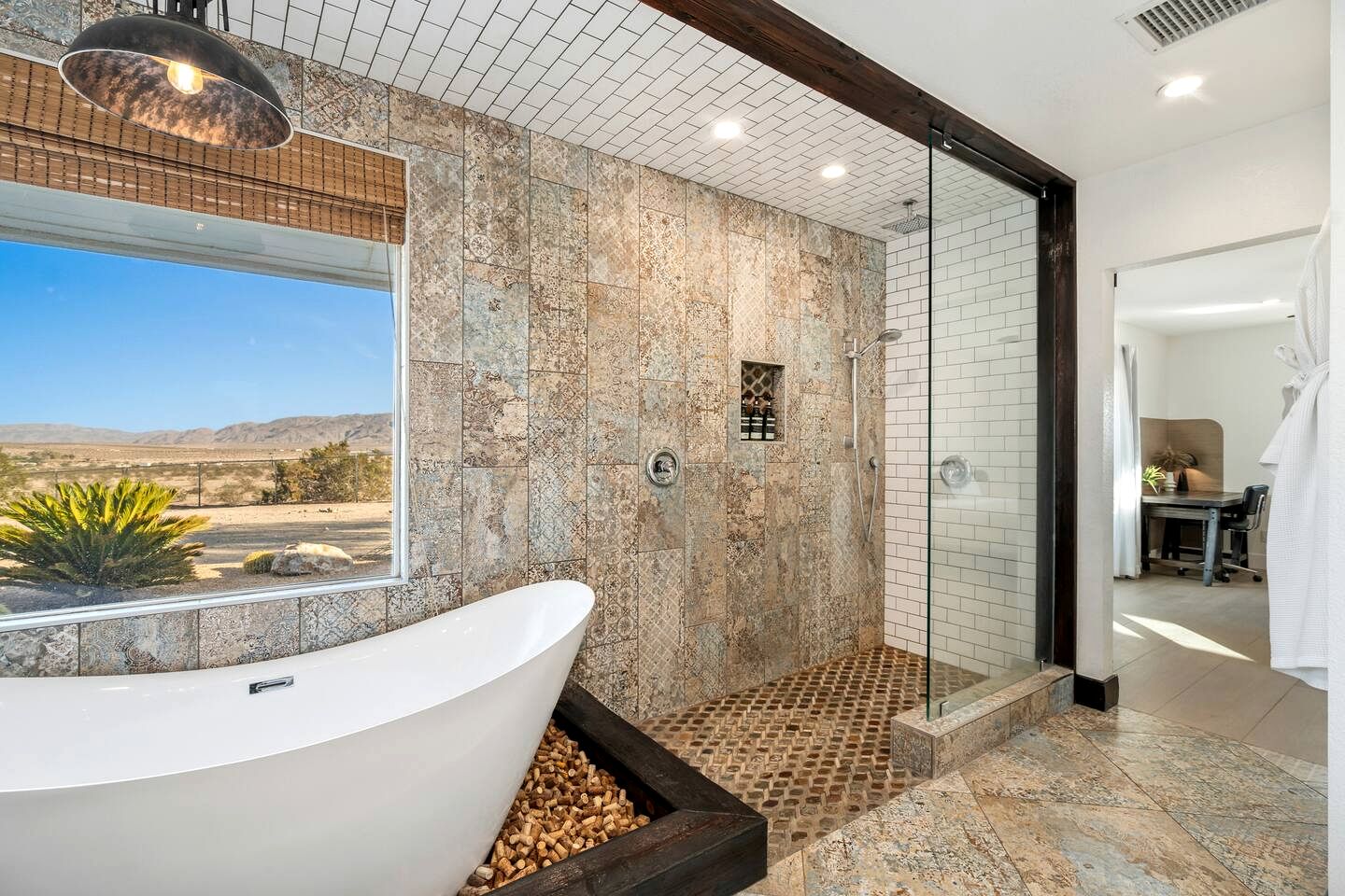 Luxury Joshua Tree Retreat with Saltwater Pool, Spa & Sky Deck Stargazing – Twentynine Palms, California