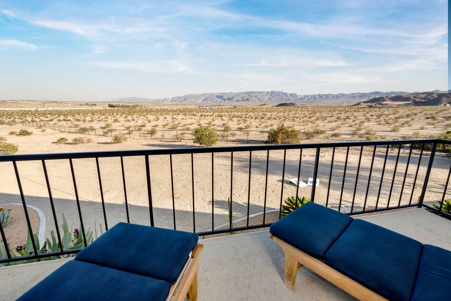 Luxury Joshua Tree Retreat with Saltwater Pool, Spa & Sky Deck Stargazing – Twentynine Palms, California