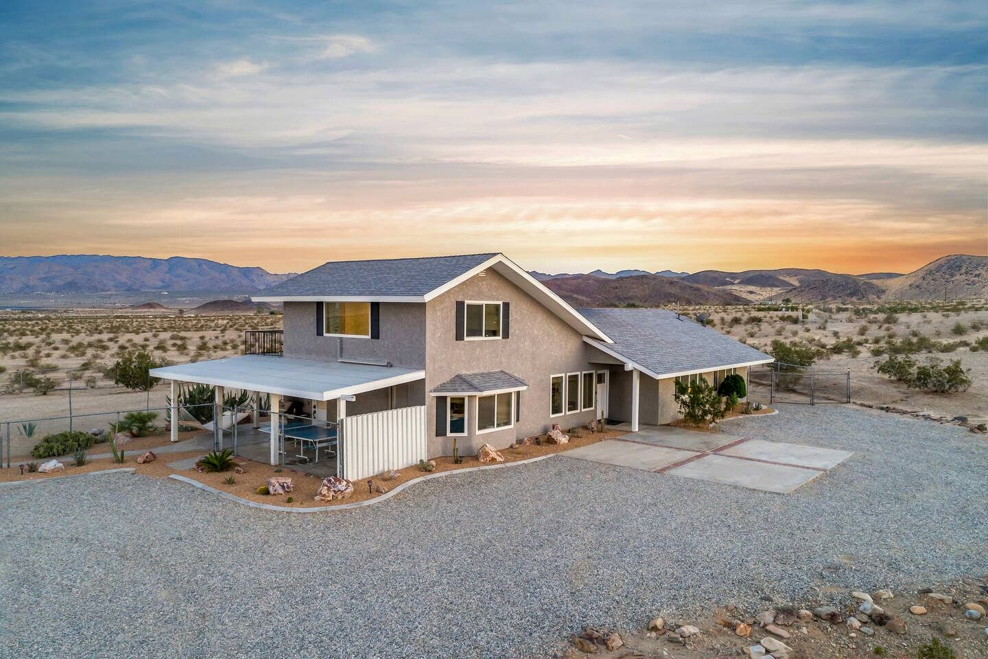 Luxury Joshua Tree Retreat with Saltwater Pool, Spa & Sky Deck Stargazing – Twentynine Palms, California