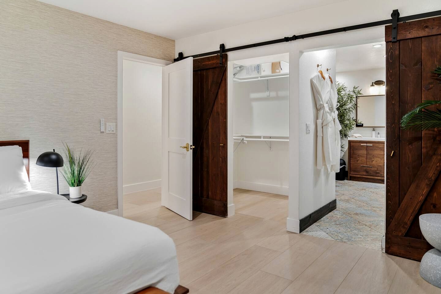 Luxury Joshua Tree Retreat with Saltwater Pool, Spa & Sky Deck Stargazing – Twentynine Palms, California