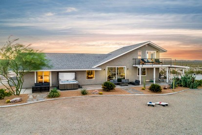 Luxury Joshua Tree Retreat with Saltwater Pool, Spa & Sky Deck Stargazing – Twentynine Palms, California